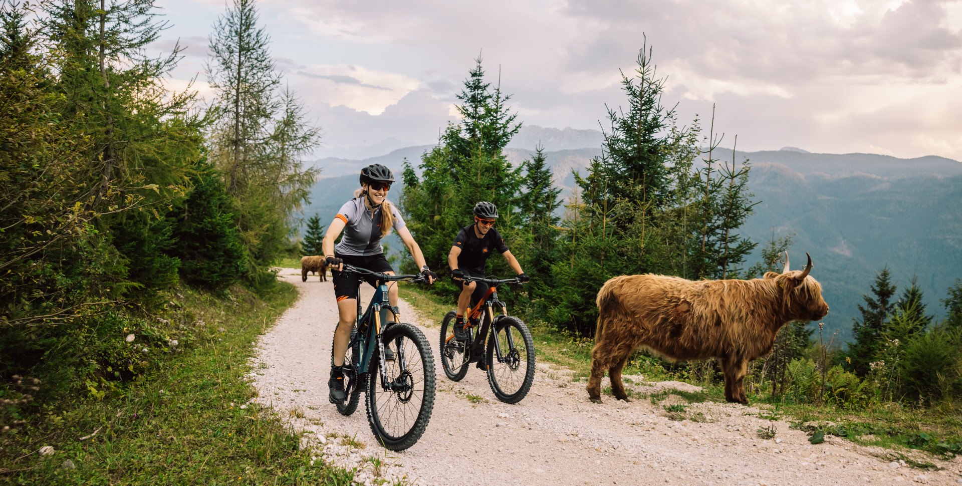 Mountainbike-Paar auf herbstlicher Almtour - Herbst-Sale BikerBahnhof Mittenwald